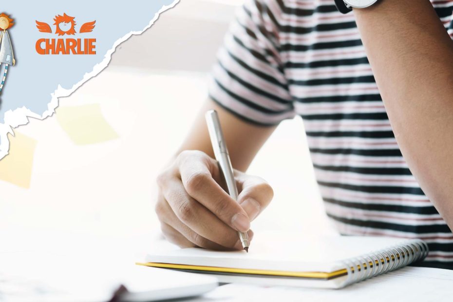 Persona reflexionando y escribiendo en una libreta para superar el estancamiento personal