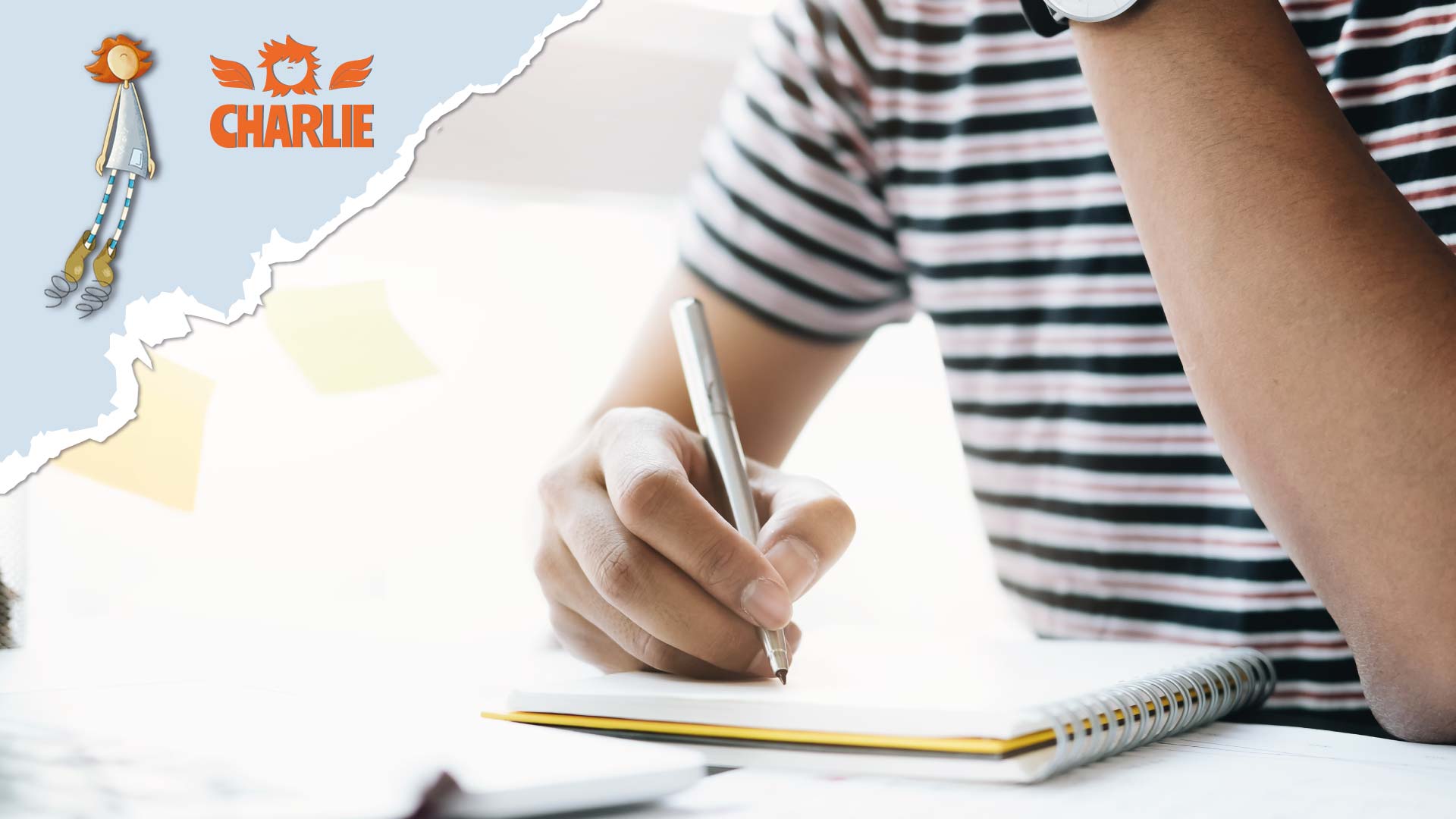 Persona reflexionando y escribiendo en una libreta para superar el estancamiento personal