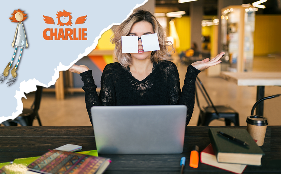 mujer se tapa los ojos con papel frente a sus ojos