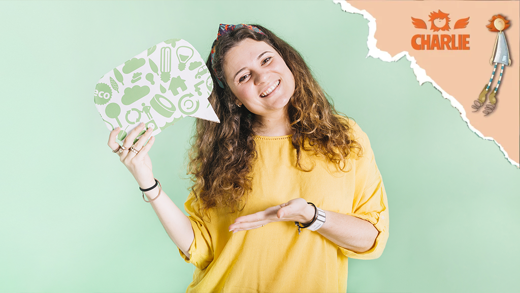 Mujer mustra cartel con dibujos